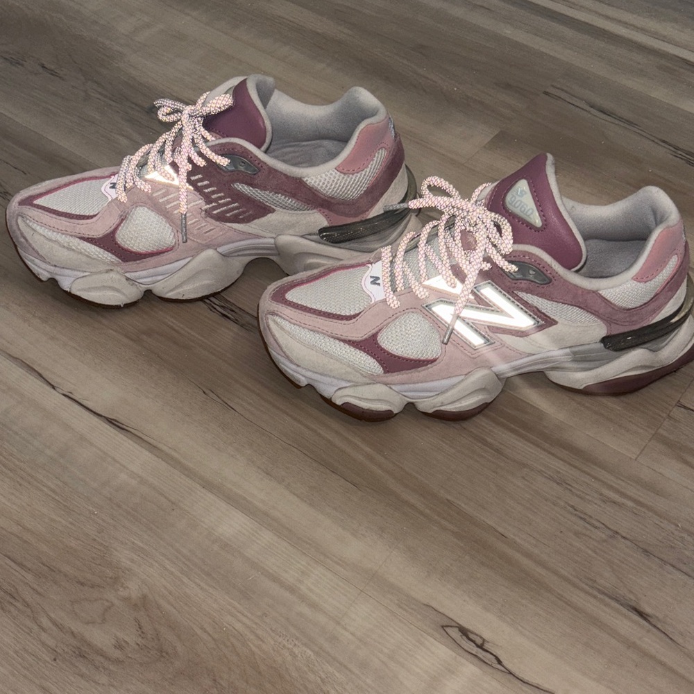 New Balance 9060 size 8.5 women’s sneakers TEMPORARILY UNAVAILABLE-read details - Picture 4 of 13